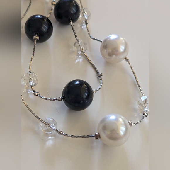 Black and Pearl beaded necklace - Picture 3 of 4